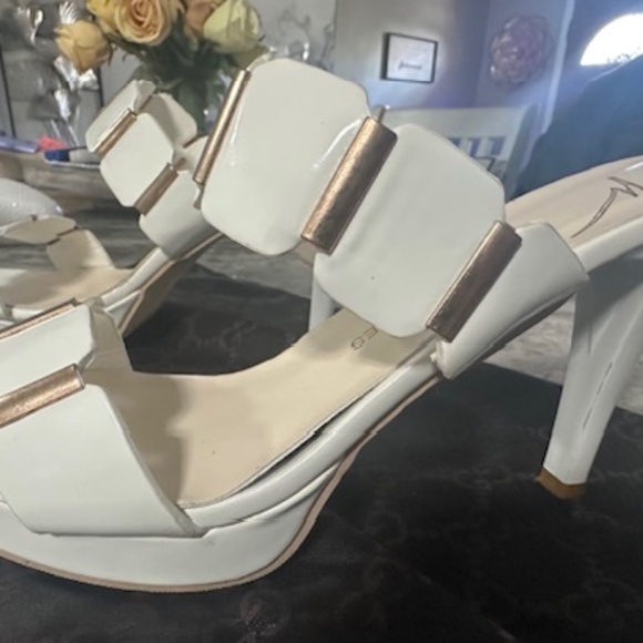 Simms White Pump Sandals - BRAND NEW! NEVER WORN Size 9 - Picture 1 of 16